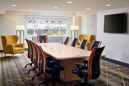 holiday inn hotel and suites oakville bronte by ihg