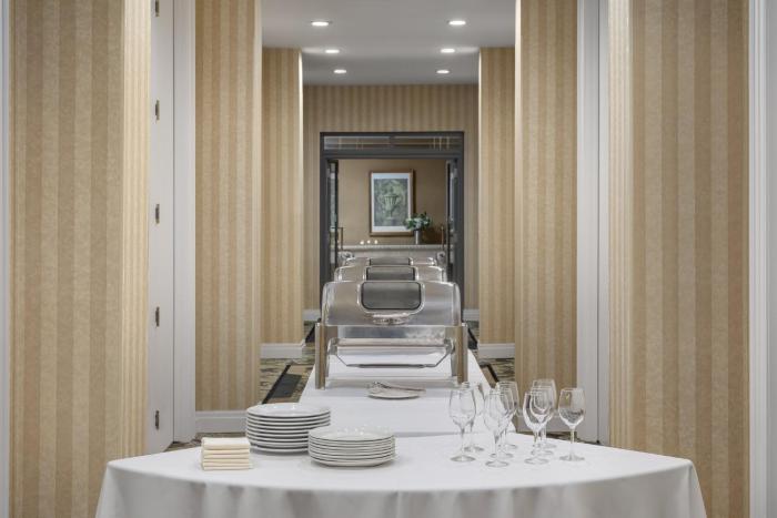 holiday inn hotel and suites oakville bronte by ihg