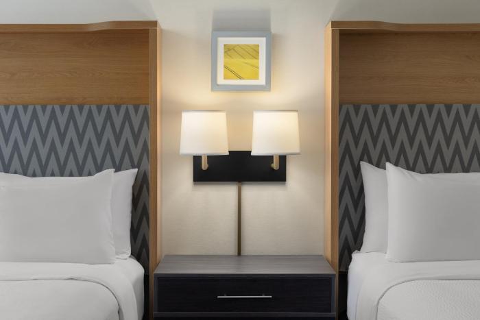 holiday inn hotel and suites oakville bronte by ihg