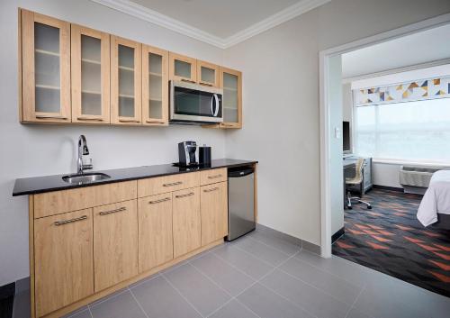 holiday inn hotel and suites oakville bronte by ihg