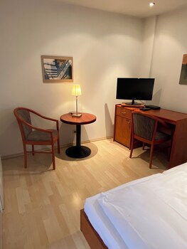 passage 84 hotel and cafe