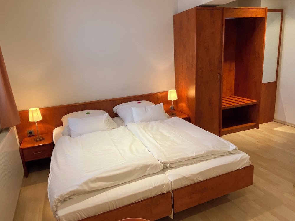 passage 84 hotel and cafe