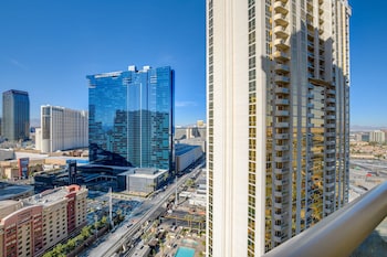 premium suite w balcony at the signature