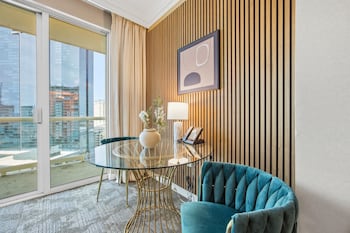 premium suite w balcony at the signature