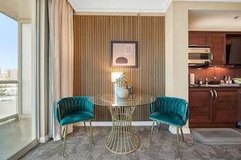 premium suite w balcony at the signature