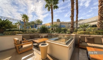 premium suite w balcony at the signature