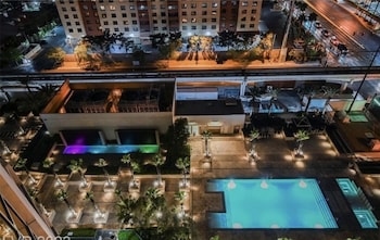 premium suite w balcony at the signature