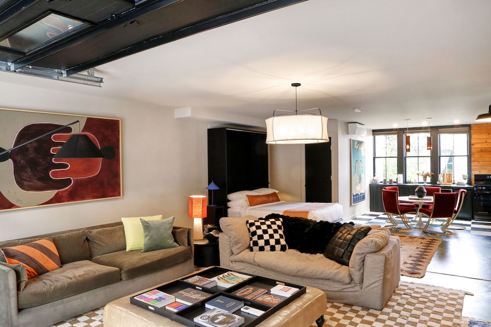 kingston carriage house