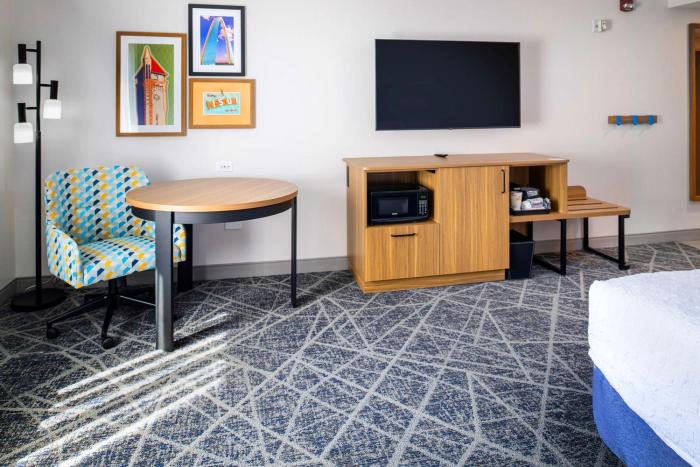 hampton inn by hilton st louis airport