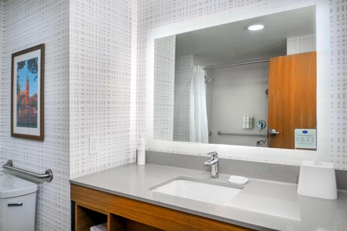 hampton inn by hilton st louis airport
