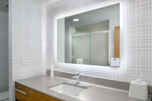 hampton inn by hilton st louis airport