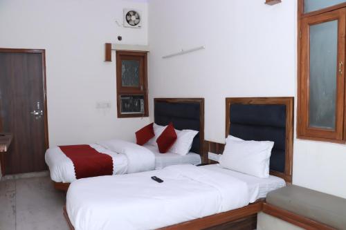 Hotel Gush  New Delhi Railway Station,,2 star