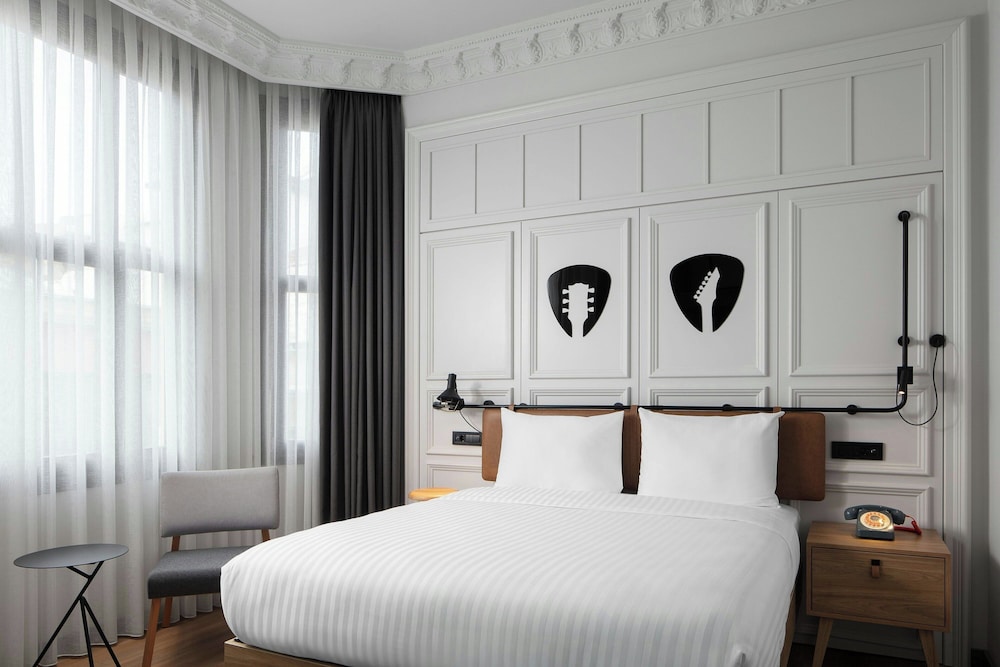 moxy istanbul beyoglu