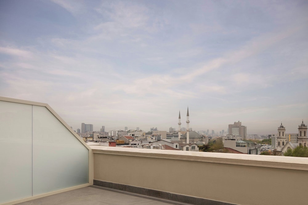 moxy istanbul beyoglu