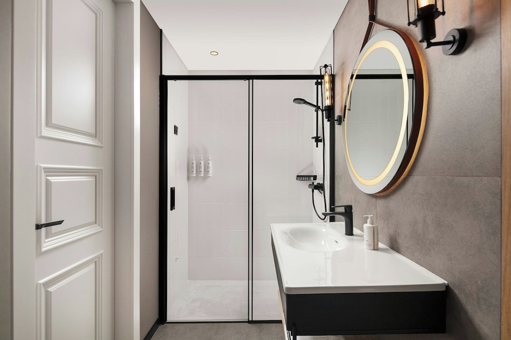moxy istanbul beyoglu