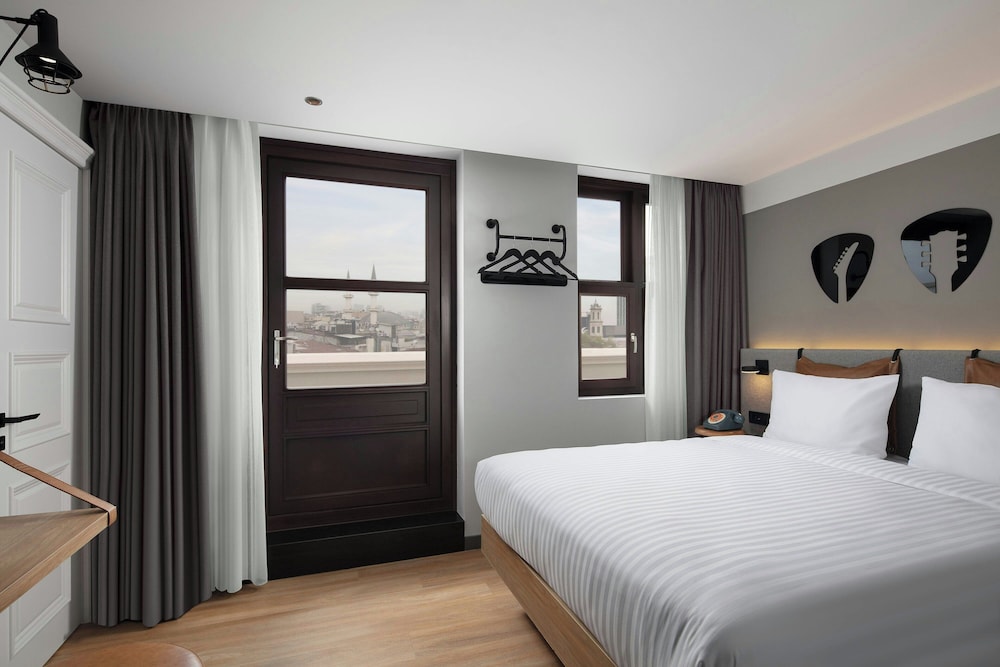 moxy istanbul beyoglu