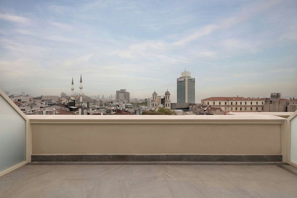 moxy istanbul beyoglu