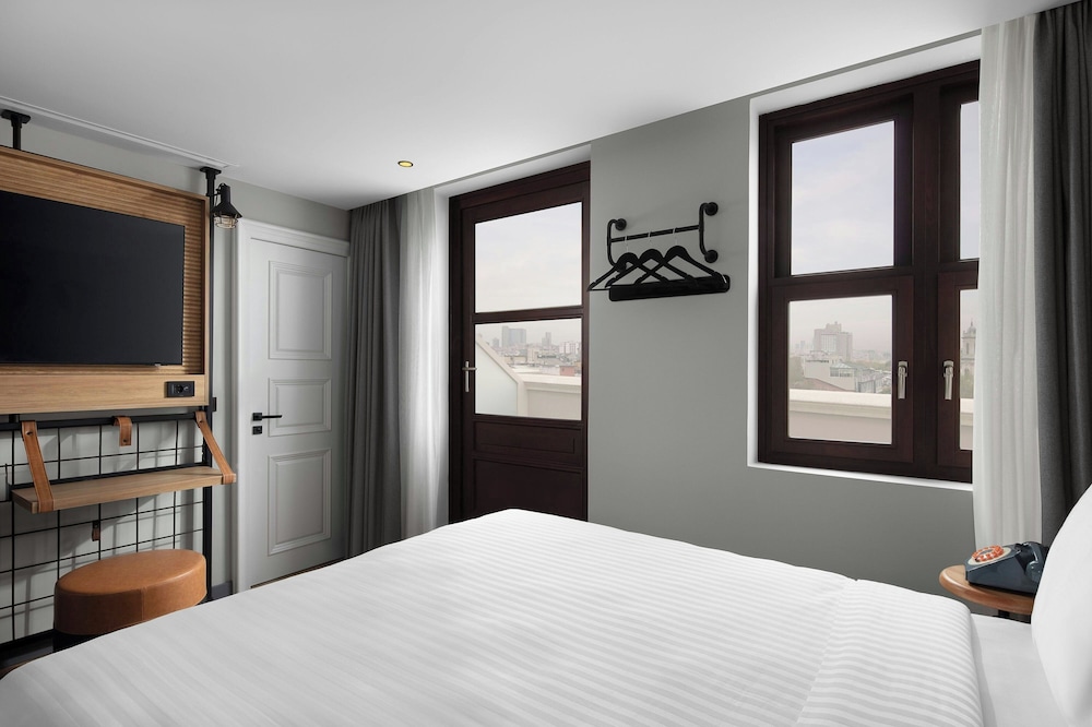 moxy istanbul beyoglu