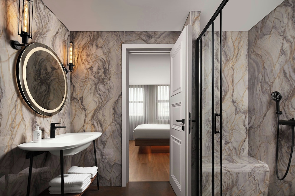 moxy istanbul beyoglu