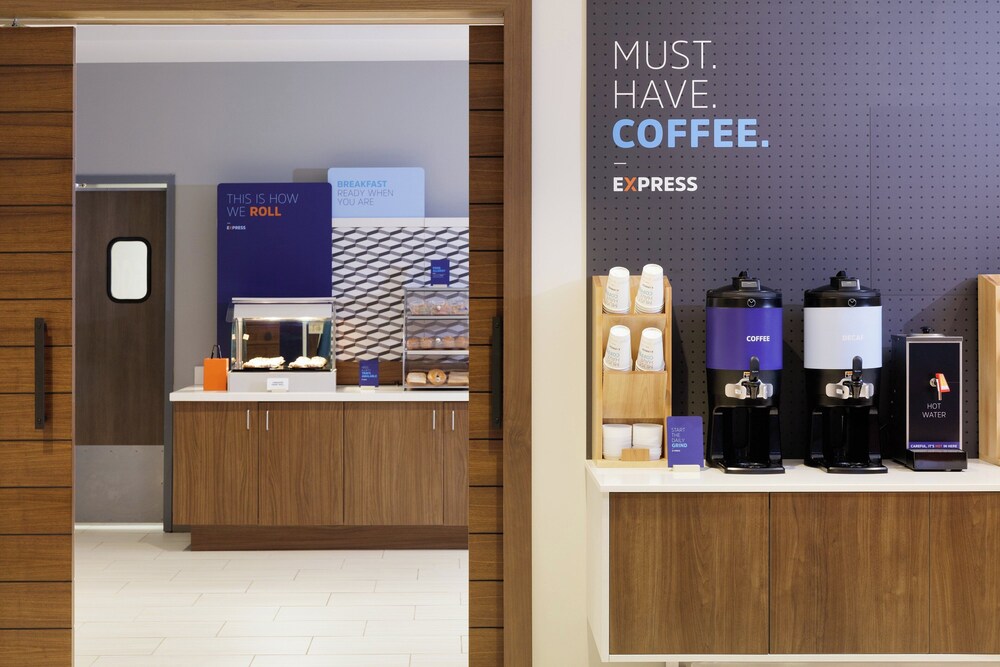 holiday inn express and suites clarksville north by ihg