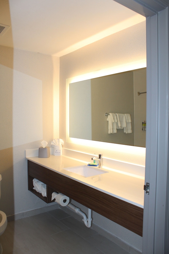 holiday inn express hotel and suites raton by ihg