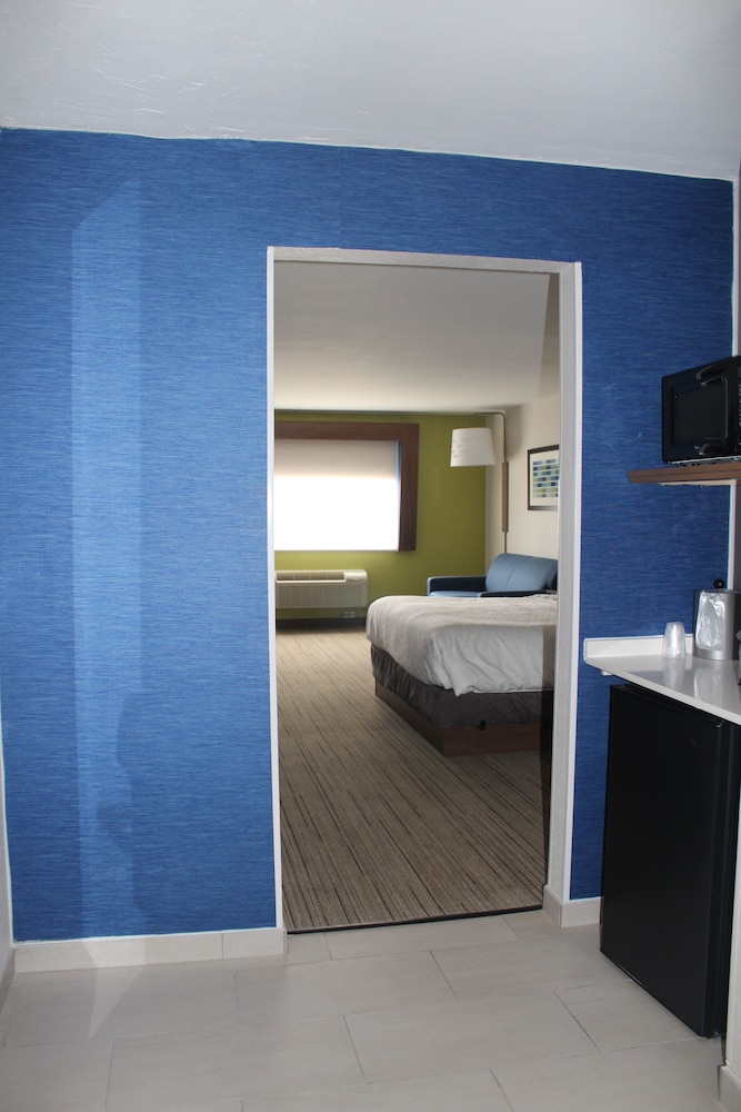 holiday inn express hotel and suites raton by ihg