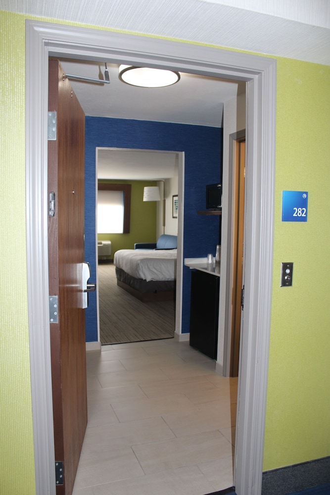 holiday inn express hotel and suites raton by ihg