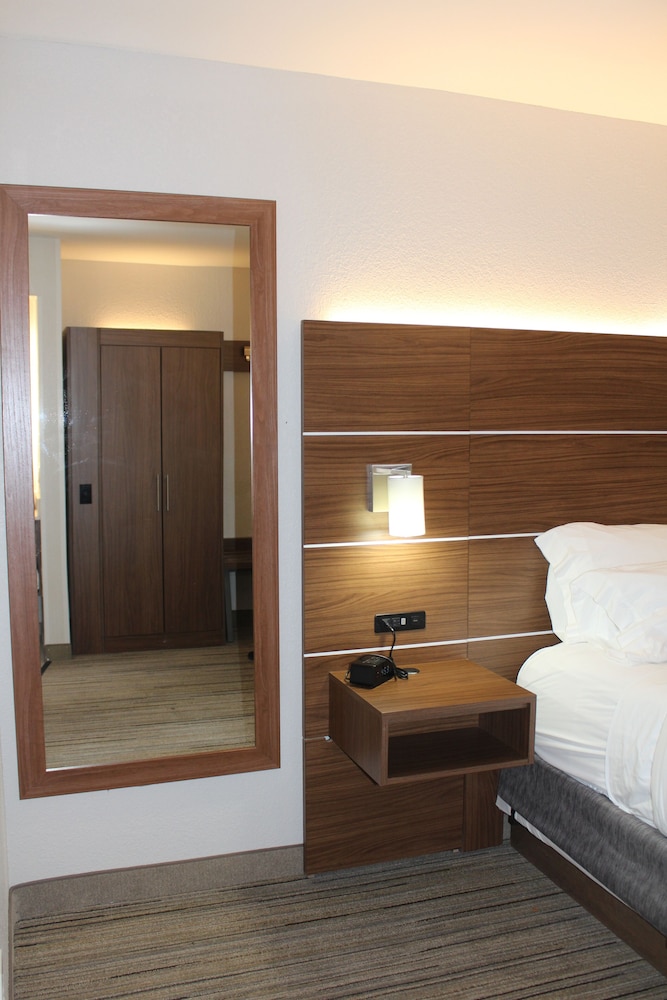 holiday inn express hotel and suites raton by ihg