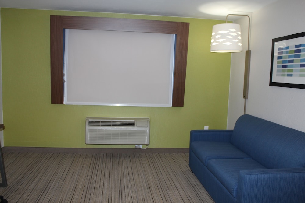 holiday inn express hotel and suites raton by ihg