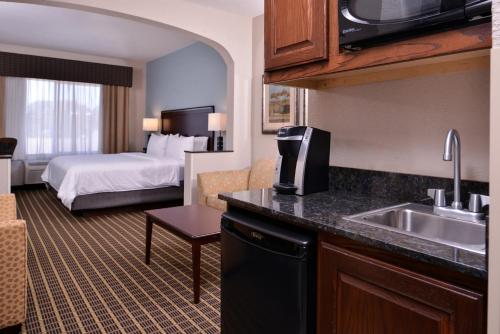 holiday inn express hotel and suites pittsburg by ihg