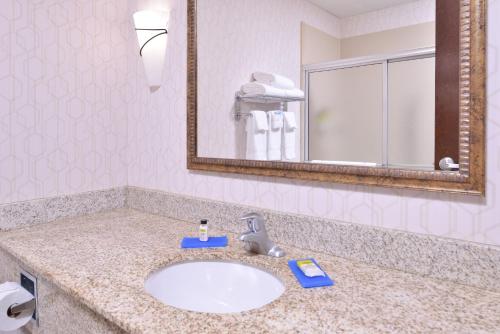 holiday inn express hotel and suites pittsburg by ihg