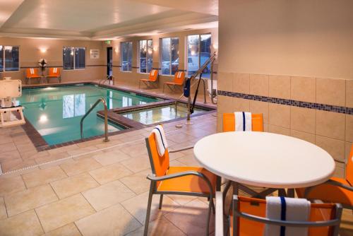 holiday inn express hotel and suites pittsburg by ihg