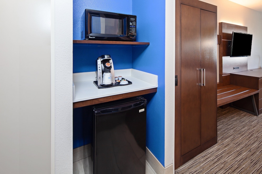 holiday inn express and suites rancho mirage