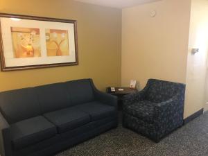 days inn and suites by wyndham tucker northlake