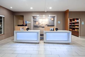 holiday inn express and suites tulare by ihg