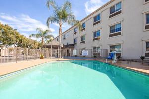 holiday inn express and suites tulare by ihg
