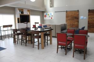 holiday inn express and suites tulare by ihg