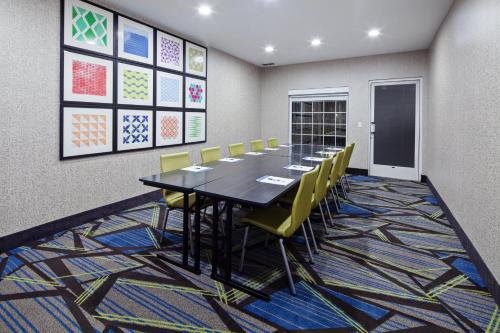 holiday inn express and suites tulare by ihg