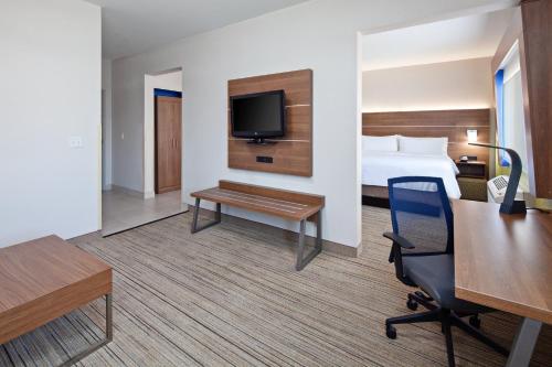 holiday inn express and suites tulare by ihg