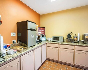 econo lodge inn and suites i 20 exit 73