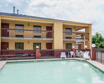 econo lodge inn and suites tuscaloosa i 20