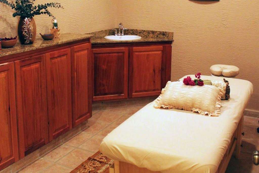 clarion suites roatan at pineapple villas