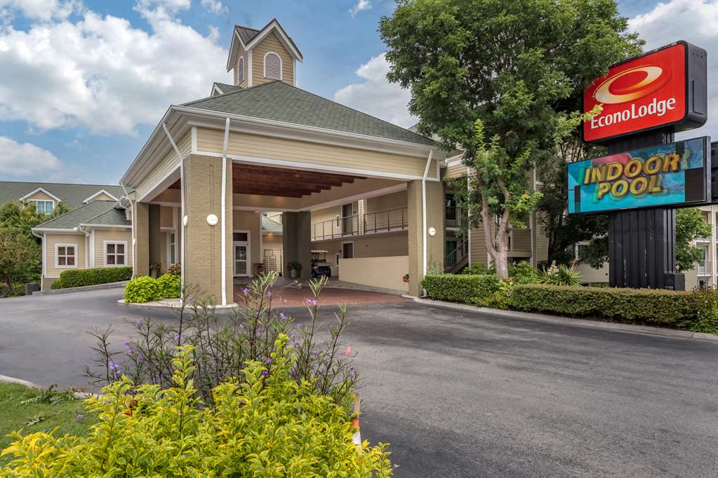 econo lodge pigeon forge riverside