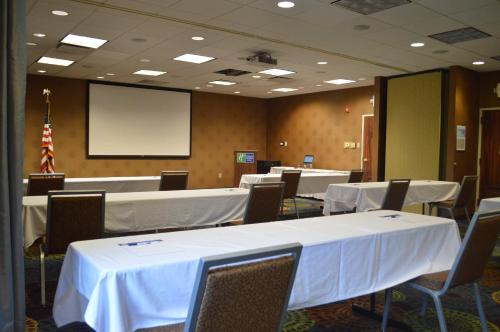 holiday inn express hotel and suites pittsburgh airport by ihg