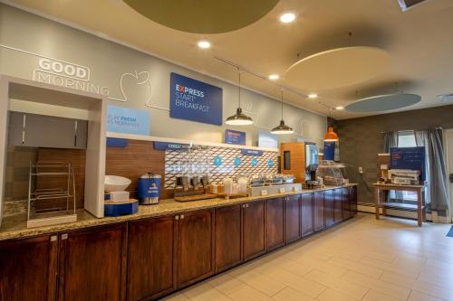 holiday inn express hotel and suites pittsburgh airport by ihg