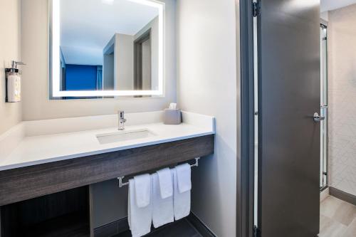 holiday inn express hotel and suites pittsburgh airport by ihg