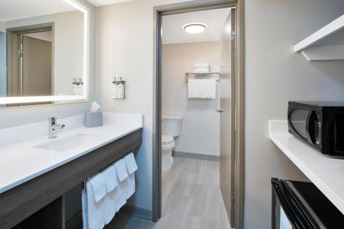 holiday inn express hotel and suites pittsburgh airport by ihg