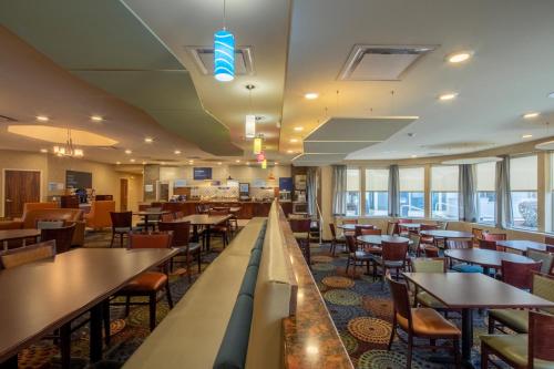 holiday inn express hotel and suites pittsburgh airport by ihg