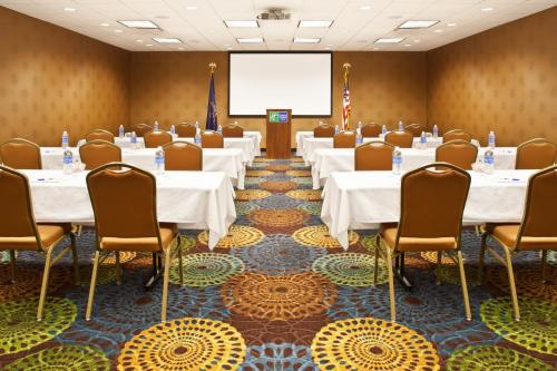 holiday inn express hotel and suites pittsburgh airport by ihg