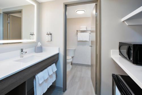 holiday inn express hotel and suites pittsburgh airport by ihg